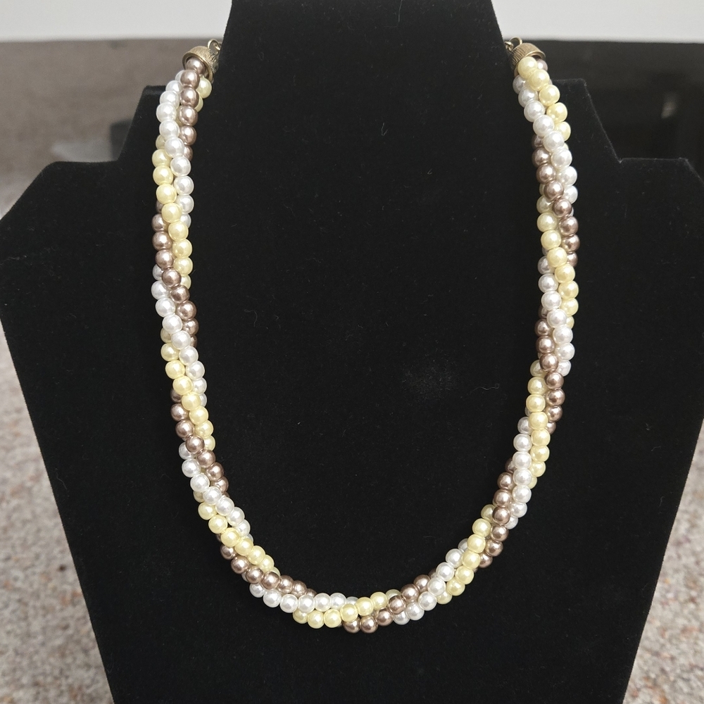 AVON tricolor pearl choker